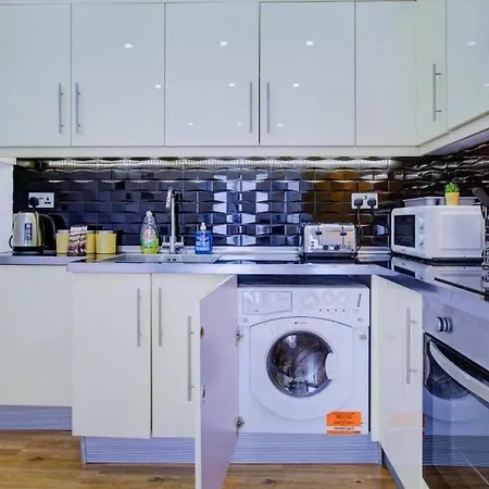 Open Mind Property - City Centre & Free Parking For Unlimited Vehicles Fareham Exterior photo
